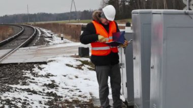 Demiryolu işçisi elektrik muhafaza kontrol
