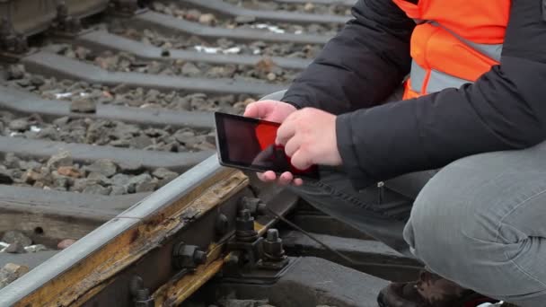 Trabajador ferroviario que utiliza tableta PC en ferrocarril — Vídeo de stock