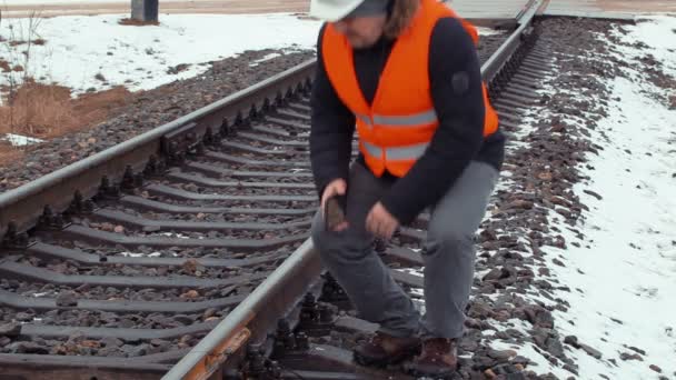 Trabajador ferroviario con tableta PC comprobar ferrocarril — Vídeo de stock