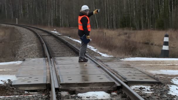 铁路工人在铁路道口上拍照 — 图库视频影像