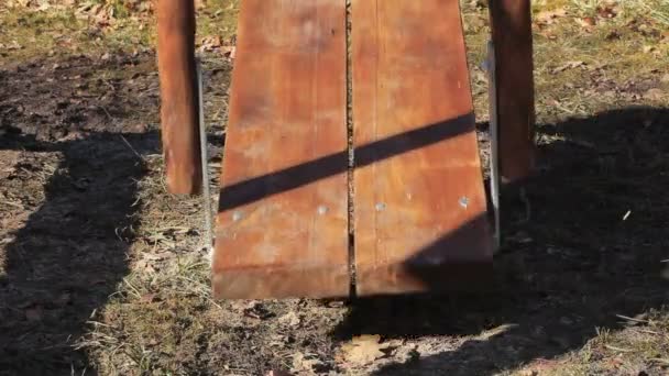 Columpio de madera en el parque — Vídeo de stock