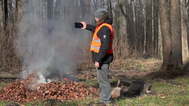 Park Ranger gefilmd vreugdevuur met tablet Pc — Stockvideo