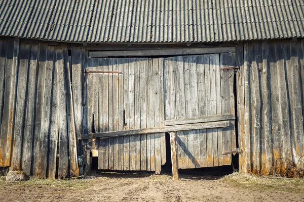 Velha porta barracão resistido — Fotografia de Stock