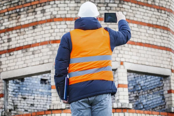 Stavební inženýr fotit na tablet Pc poblíž budovy — Stock fotografie