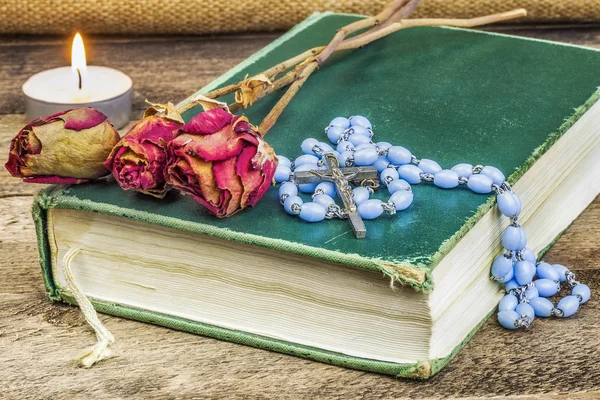 Rosario, biblia, rosa sobre la mesa —  Fotos de Stock