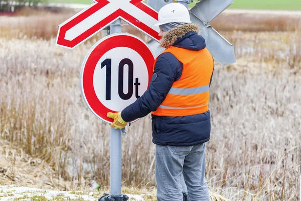 道路標識を修正しようとする労働者 — ストック写真
