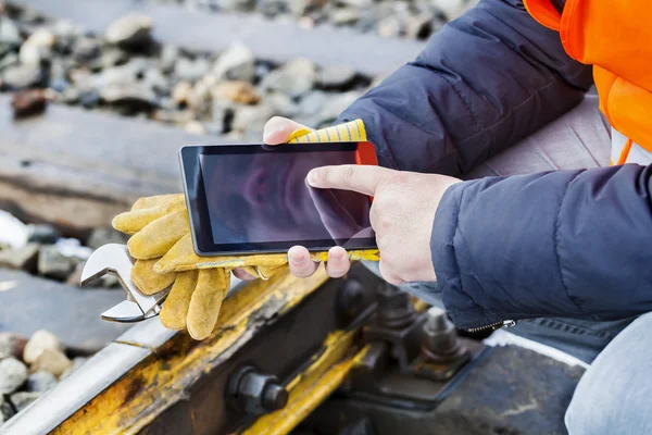 Robotnik pracujący na kolei za pomocą tabletu Pc na kolejowej — Zdjęcie stockowe