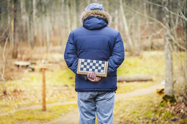 Män med schack väntar vänner i parken — Stockfoto