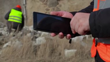 Çalışan işçi taşlar sıralama arkasında Tablet Pc kullanma 