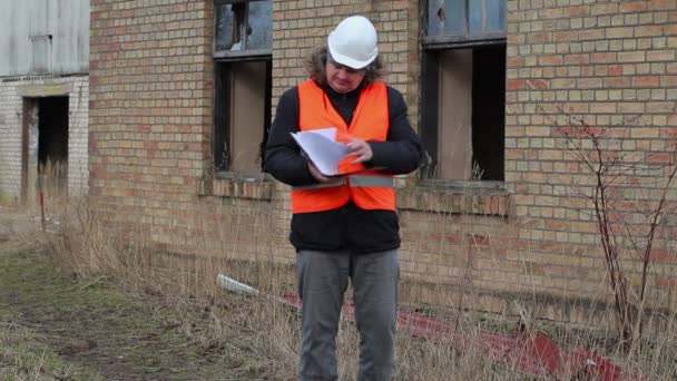 Проверка документов строительного инспектора — стоковое видео