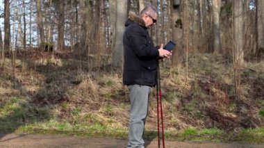 Uzun yürüyüşe çıkan kimse baston ile tablet Pc fotoğraf çekmek 