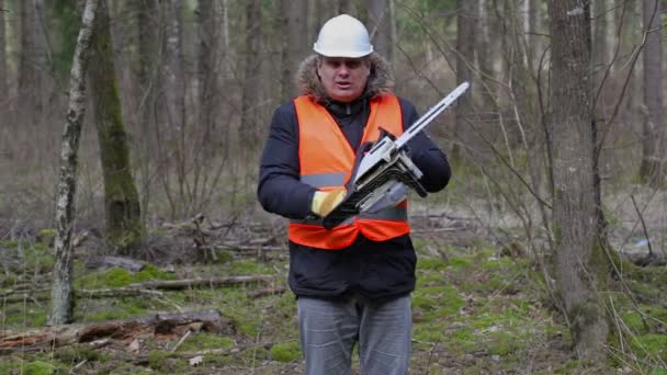 Taglialegna arrabbiato con motosega nella foresta — Video Stock