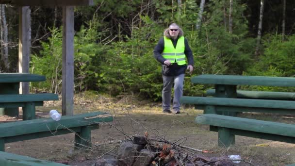 Парк рейнджер з планшетним ПК перевіряє територію парку — стокове відео