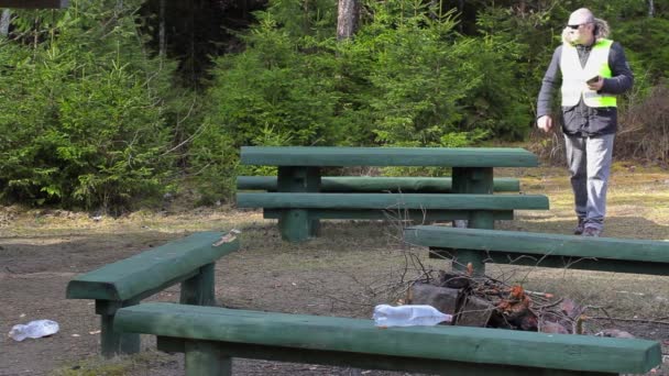 Parque guardabosques usando tableta PC — Vídeo de stock