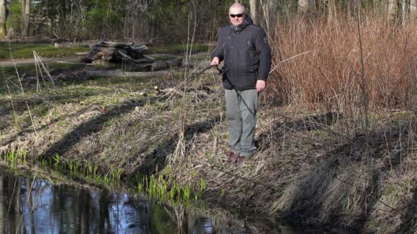 Pêcheur avec canne à pêche au bord de la rivière — Video