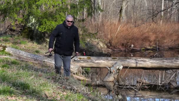 Visser met hengels, wandelen in de buurt van de rivier — Stockvideo