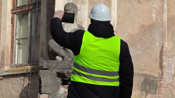 Científico filmado en la tableta PC antiguo monumento antes de la restauración — Vídeo de stock