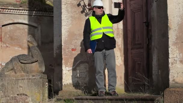 Scientist filmed on the tablet PC before the old mansion restoration — Stock Video