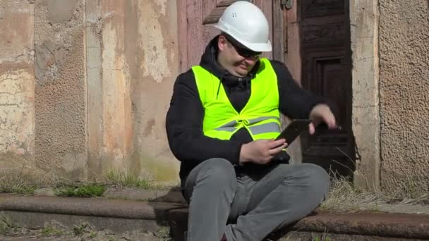 Inspector de edificio sentado y hecho selfie — Vídeos de Stock