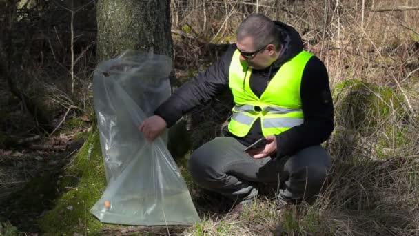 Лесной офицер использует планшетный компьютер рядом с деревом с березовым соком — стоковое видео