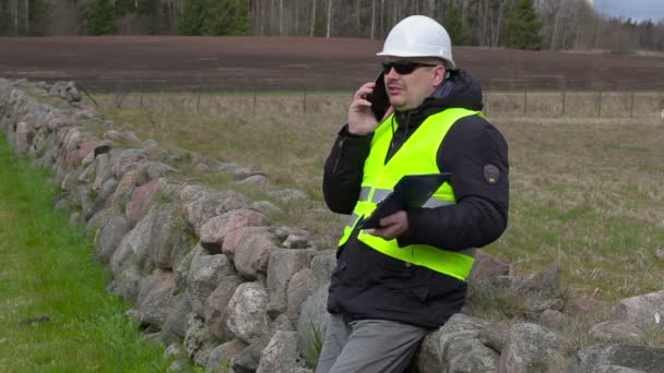 Civilingenjör med dokument på plats där kommer nya konstruktion webbplats — Stockvideo