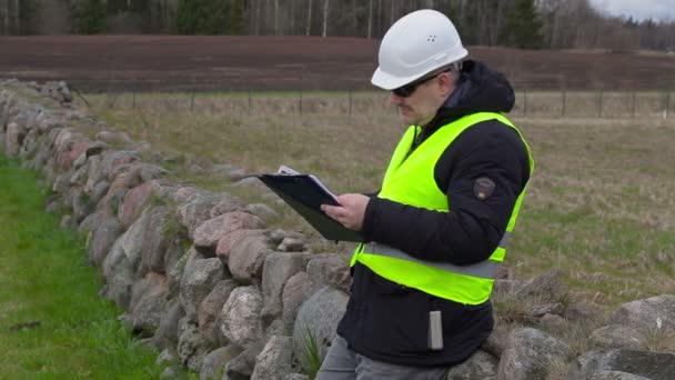 Civilingenjör med dokument på plats där kommer nya konstruktion webbplats — Stockvideo