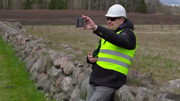 Ingeniero civil tomar fotos en el lugar donde se nueva obra — Vídeo de stock