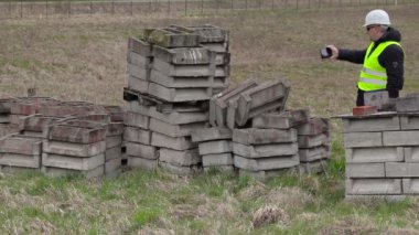 İnşaat mühendisi akıllı telefon üzerinde fotoğraf çekmek yer nerede yeni şantiye 