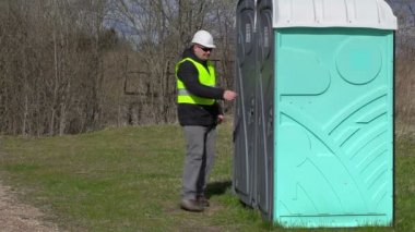 Çalışan portatif tuvalete gidin