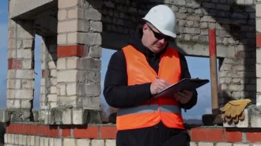 İnşaat mühendisi yazıyor ve düşünme