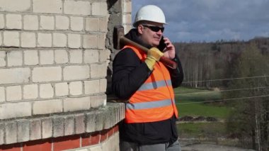 Balyozla tablet Pc konuşma ile inşaat işçisi