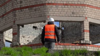 Kızgın inşaat mühendisi konuşuyor ve tablet Pc kullanma 