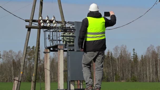 Ingenieur fotograferen op tablet Pc in de buurt van macht transformator — Stockvideo