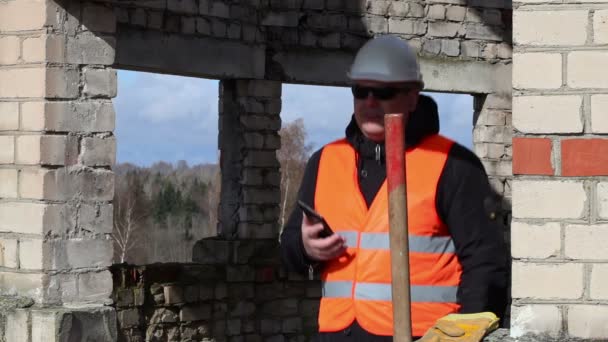 Väg-och vattenbyggnadsingenjör promenader och med hjälp av tablet Pc — Stockvideo