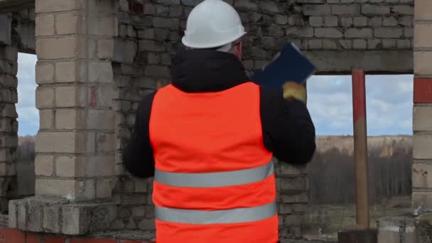 Dühös építőmérnök beszélt épület közelében — Stock videók