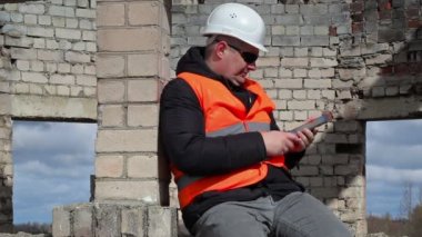 Tablet Pc inşaat mühendisi oturma ve take resimleri