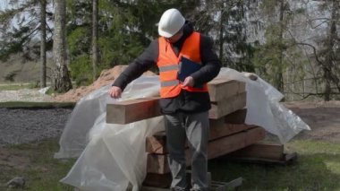 Yapı denetçisi İnşaat malzemeleri doğrulayın