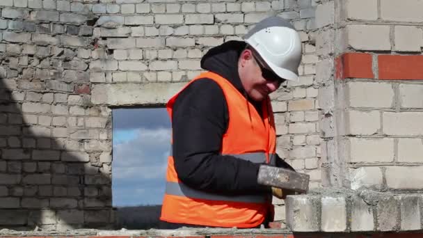 Trabalhador usando sledgehammer verão dia — Vídeo de Stock