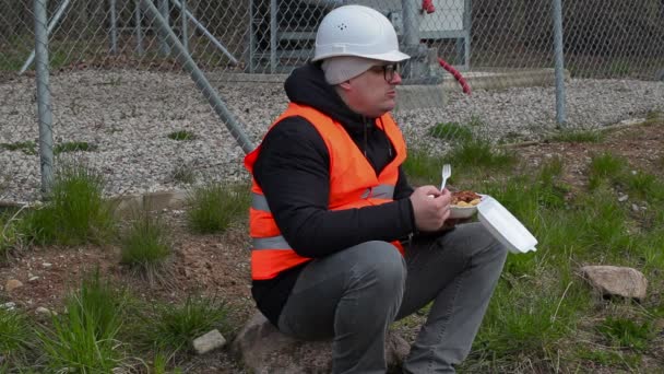 Trabajador sentado y comiendo — Vídeo de stock