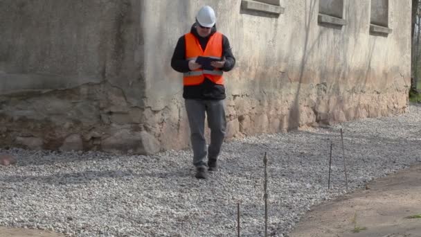 Инспектор по строительству проверяет старые ремонты зданий — стоковое видео
