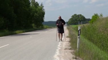 Uzun yürüyüşe çıkan kimse baston karayolu ile 