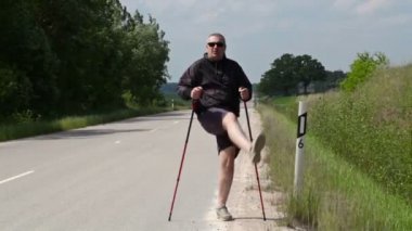 Sıcak karayolu üzerinde yürüme ile uzun yürüyüşe çıkan kimse savunuyor 