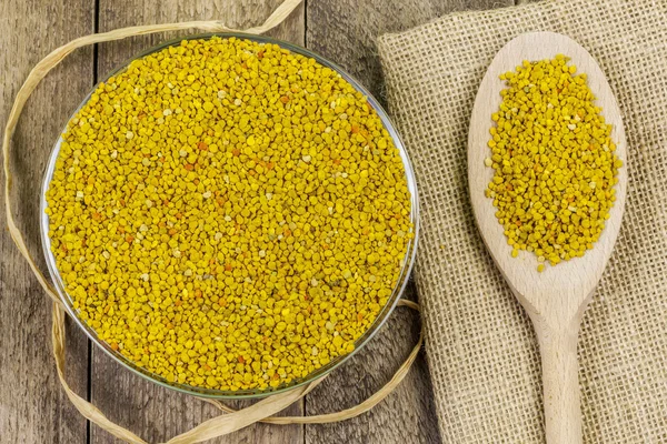 Polen de abeja fresca en cuenco sobre mesa de madera — Foto de Stock