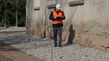 Bina müfettişi eski Binası yakınındaki yolda 