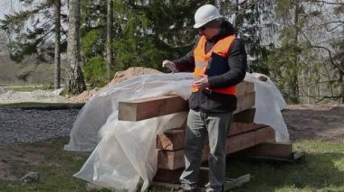 Bina müfettişi Tablet Pc İnşaat malzemeleri yakınındaki fotoğraf çekmek