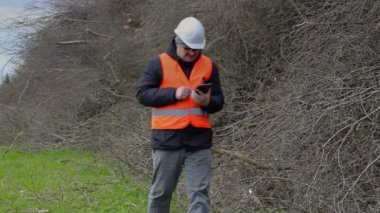 Tablet Pc kullanma ve dalları yığını yürüme oduncu