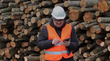 Adam bir tablet Pc ile günlük kazık numaralandırma 