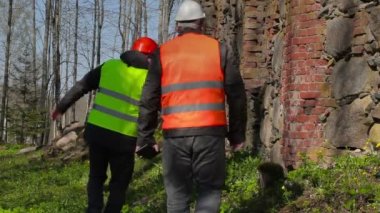 Yürüyüş ve antik duvar kontrol Binası müfettişleri 