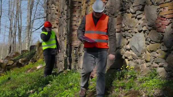 Inspectores de edificios revisando pared antigua antes de la restauración — Vídeo de stock