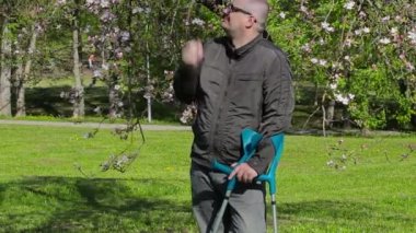 Koltuk değneği ile Engelli adam zevk doğa 